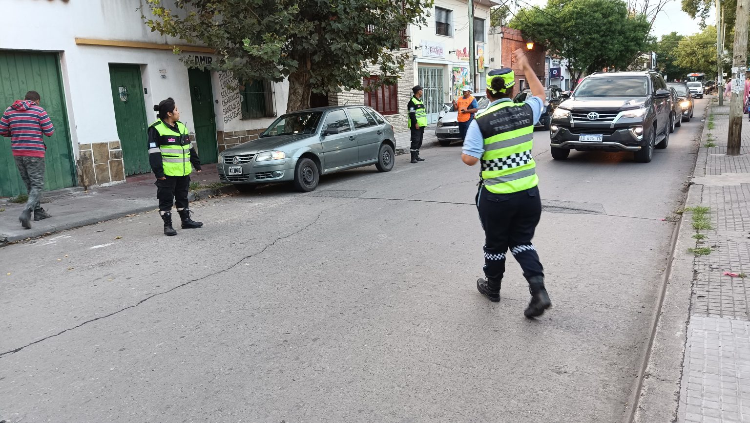 Supervisan los operativos de control en los accesos a escuelas y colegios. VIDEO