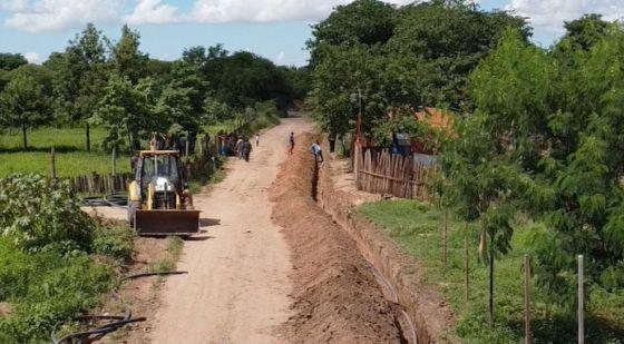Comunidades Originarias: comenzó la instalación de tuberías para que más de 8 mil personas cuenten con red de agua potable