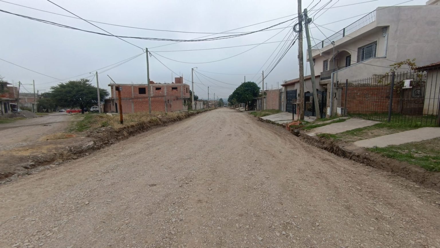 La Municipalidad avanza con la erradicación de calles de tierra en barrio Costa Azul. VIDEO