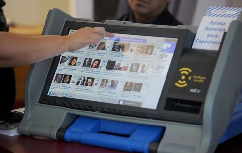 El Tribunal Electoral instruyó a autoridades de mesa para evitar fotos de celulares al voto