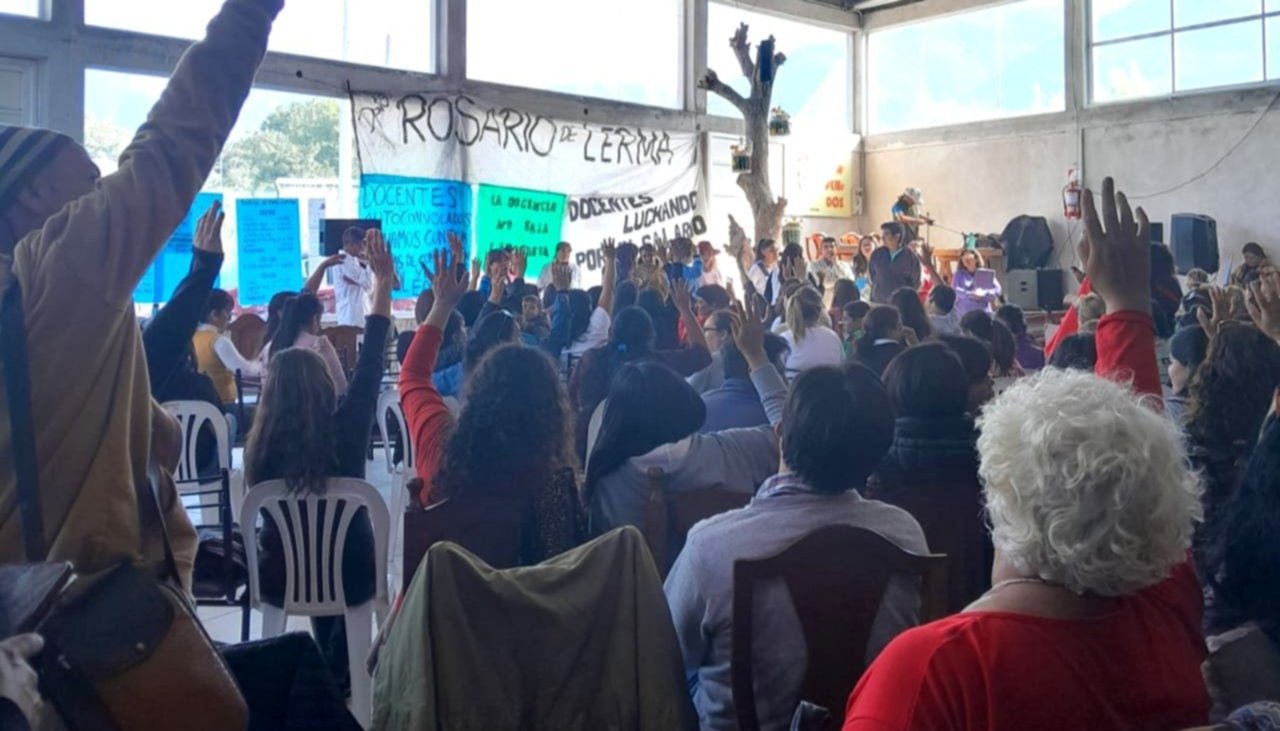 Los docentes autoconvocados votaron por continuar el paro