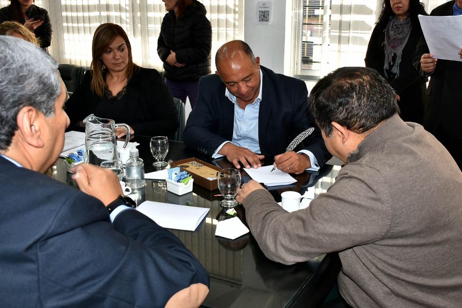 Gobierno y UNSa firmaron un convenio para estudios relevantes en el ámbito económico. VIDEO