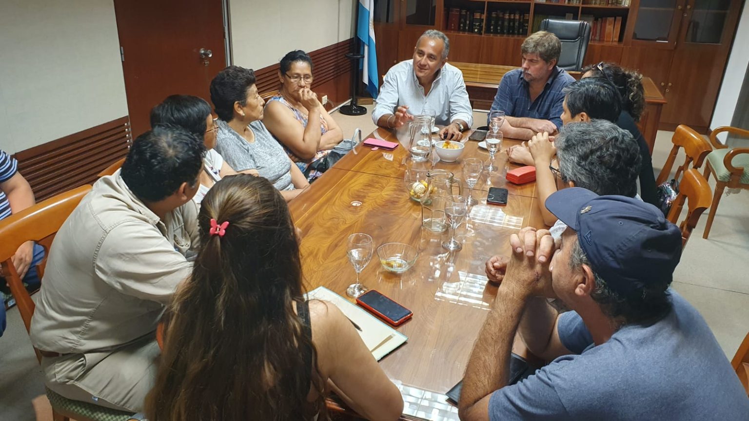 El secretario de Gobierno municipal se reunió con vecinos de barrio El Carmen. VIDEO