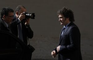 Milei volvió a atacar a Clarín y ya se habla de un grupo de medios paraestatal con LN+ y las redes