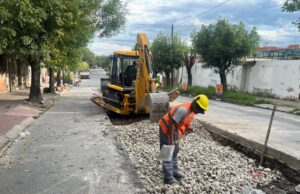 Comenzó el hormigonado de media calzada de calle Mitre al 1.900