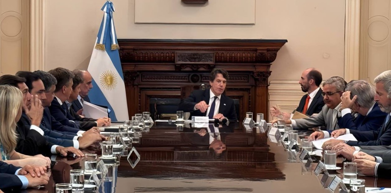 El jefe de Gabinete y el ministro del Interior ya están reunidos con los gobernadores