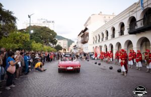 La ciudad recibe a la Gran Carrera de Autos Clásicos. FOTOS