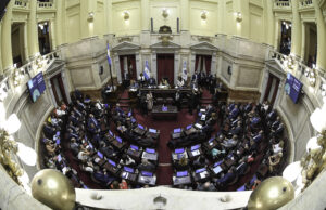 A mano alzada y sin debate, los senadores se aprobaron un fuerte aumento de sus sueldos