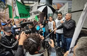 Hubo tensión y enfrentamientos en el intento de ingreso masivo de estatales despedidos. VIDEOS