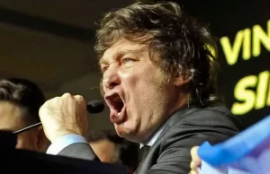 Javier Milei en el Luna Park presenta su libro y luego canta. VIDEOS