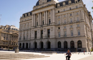 El Gobierno anunció que cambiará por decreto el nombre del Centro Cultural Kirchner: se llamará Palacio Libertad
