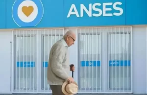 En estos cuatro meses los jubilados de la mínima perdieron 24% y el resto 37%