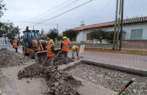 Plan de recuperación de calles: realizan arreglos en Olavarría entre San Martín y San Juan. VIDEO/FOTOS
