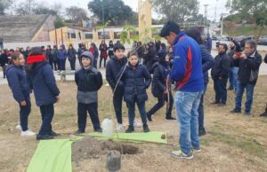 Junto a estudiantes, la Municipalidad plantó árboles en plaza España. VIDEO/FOTOS