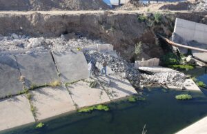 La Municipalidad retira placas dañadas y escombros del canal Yrigoyen. VIDEO/FOTOS