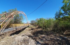 El municipio realiza tareas de limpieza y restauración de pasarelas de Villa El Sol. VIDEO/FOTOS