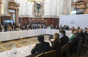 Ley Bases y paquete fiscal: el Gobierno empieza la negociación artículo por artículo y se reúne este martes con senadores dialoguistas