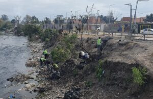 Se limpiaron las márgenes del río Arenales a la altura de Ceferino. VIDEO/FOTOS