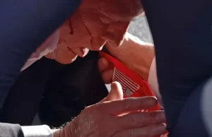 Intentaron asesinar a Donald Trump durante un acto de campaña en Pensilvania: resultó herido por un disparo