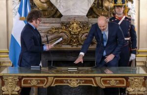 Elogiado por Milei, Sturzenegger juró como ministro y comienza su gestión. Dudas sobre la interna con Caputo
