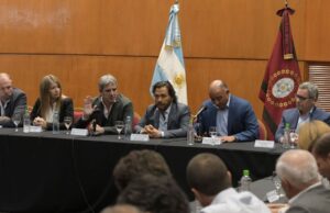Mesa de diálogo entre Gobierno de Salta, Economía de Nación y sectores industrial, empresarial y productivo. VIDEO/FOTOS