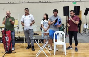 La Municipalidad continúa la campaña con clubes deportivos para fomentar el uso del casco. VIDEO/FOTOS