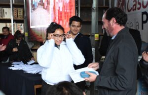 Más de 300 niños de la ciudad recibieron anteojos recetados. VIDEO/FOTOS