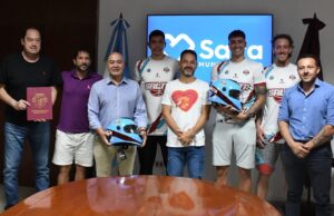 La Municipalidad firmó un convenio con Salta Basket para fomentar el uso del casco. VIDEO/FOTOS