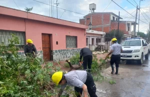 La Municipalidad asiste a los vecinos afectados por la tormenta este lunes a la tarde. FOTOS