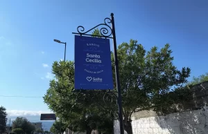 La Municipalidad coloca carteles identificatorios en casi 30 barrios. VIDEO/FOTOS