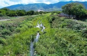 La Municipalidad acondiciona el desagüe aliviador del canal Velarde. VIDEO/FOTOS