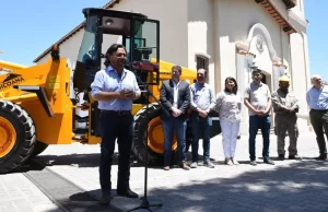 Para seguir fortaleciendo la infraestructura urbana en Chicoana, Sáenz entregó nueva maquinaria. VIDEO/FOTOS