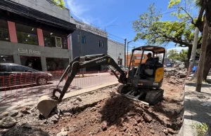 Ejecutan la reconstrucción de dársenas de colectivos en la calle Pellegrini. VIDEO/FOTOS