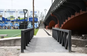 Colocaron tres pasarelas en el bajo puente Vélez Sarsfield. VIDEO/FOTOS