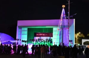 El intendente participó del encendido del árbol navideño en el CCM. VIDEO/FOTOS