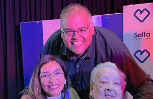 El poeta Hugo Ovalle presentó su nueva obra junto a artistas en una gala memorable. FOTOS