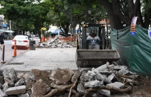 Comenzaron las obras de mantenimiento en la plaza Alvarado. FOTOS