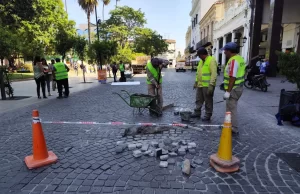 Realizan arreglos de calzada en los alrededores de la plaza 9 de Julio. VIDEO/FOTOS