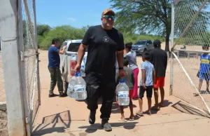 Se entregaron más de 3.300 litros de agua envasada a escuelas de Santa Victoria Este, Rivadavia Banda Norte y Sur. VIDEO/FOTOS