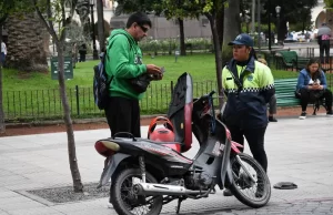 Operativo de control de uso de casco en motociclistas en la plaza 9 de Julio. VIDEO/FOTOS