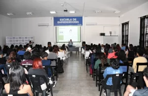 Cientos de vecinos asisten al curso intensivo de inglés en la Escuela de Emprendedores. FOTOS