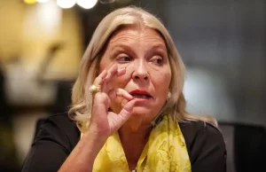 Carrió cuestionó a Milei por su discurso en Davos y lo acusó de violar la Constitución