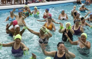 Alrededor de 300 personas participaron del primer Aquagym nocturno. VIDEO/FOTOS
