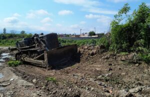 Se efectuó la limpieza del acceso al canal pluvial Velarde. VIDEO/FOTOS