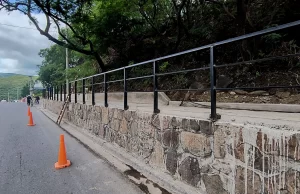 Instalaron barandas de contención peatonal en la nueva caminería en el acceso a Salta. VIDEO/FOTOS