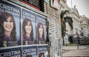 La ciudad empapelada: operativo clamor para Cristina
