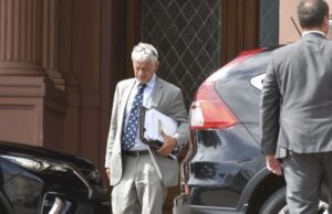 Karina analiza pedirle la renuncia a Cúneo para que se haga cargo de la defensa del Criptogate