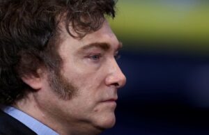 Nueva encuesta y alerta: primer impacto del escándalo cripto en la imagen del presidente Milei