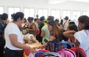Con ofertas en productos escolares, vuelve “El mercado en tu barrio”. VIDEO/FOTOS