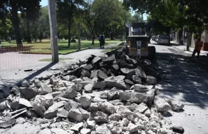 La Municipalidad efectúa arreglo de calzada sobre las calles Mendoza y Leguizamón. VIDEO/FOTOS